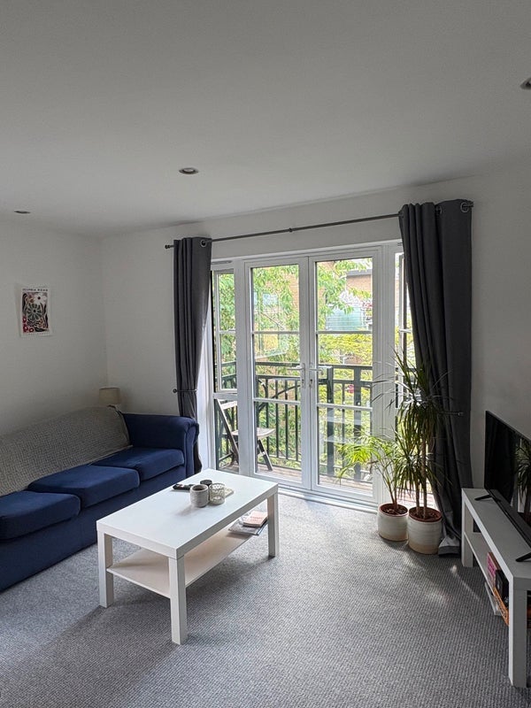 Flat Parnell Road in Greater London