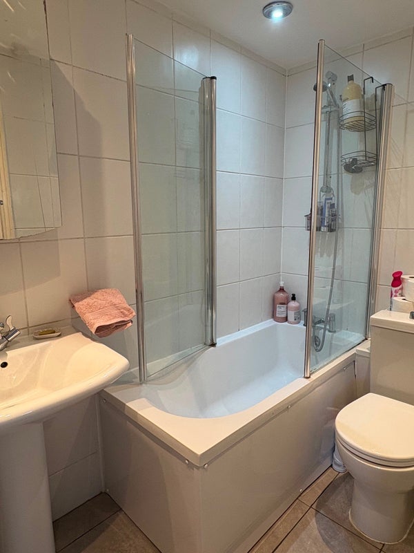 Flat Parnell Road in Greater London