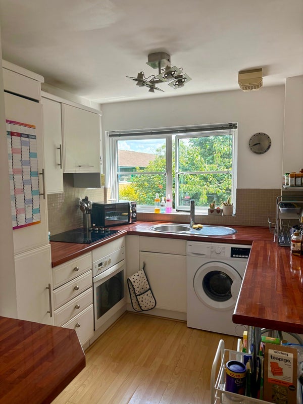 Flat Parnell Road in Greater London