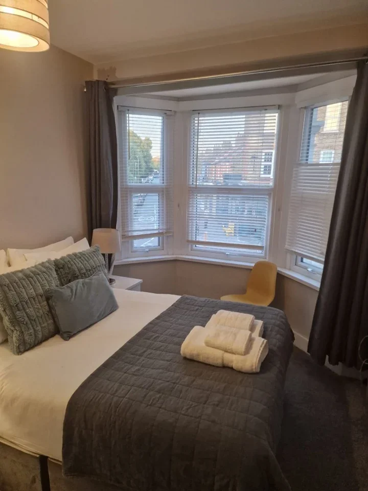 Flat Garratt Lane in Greater London