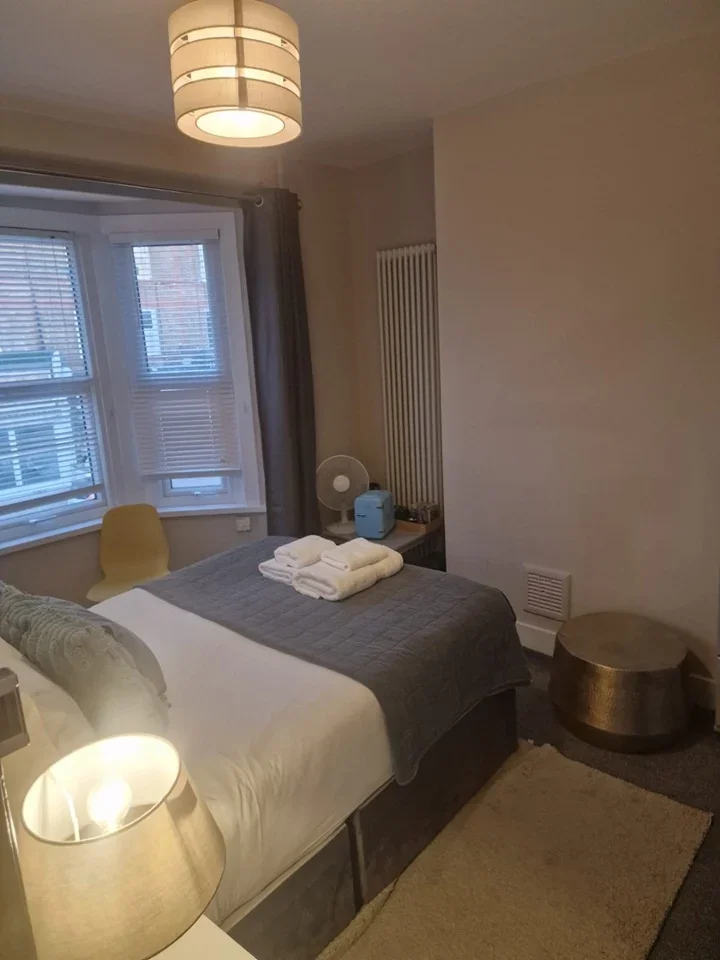 Flat Garratt Lane in Greater London