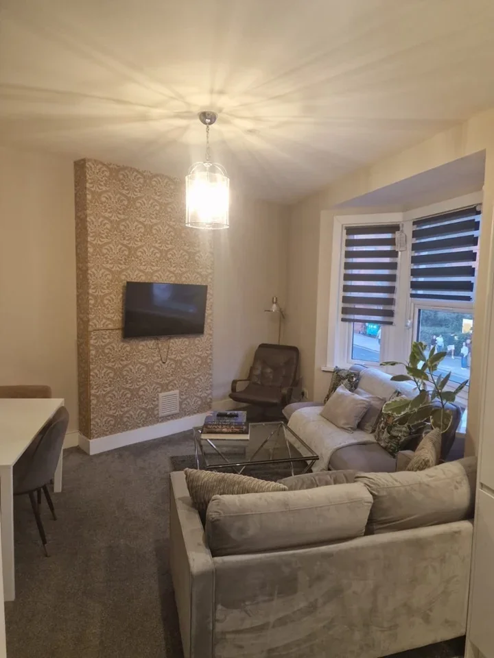 Flat Garratt Lane in Greater London