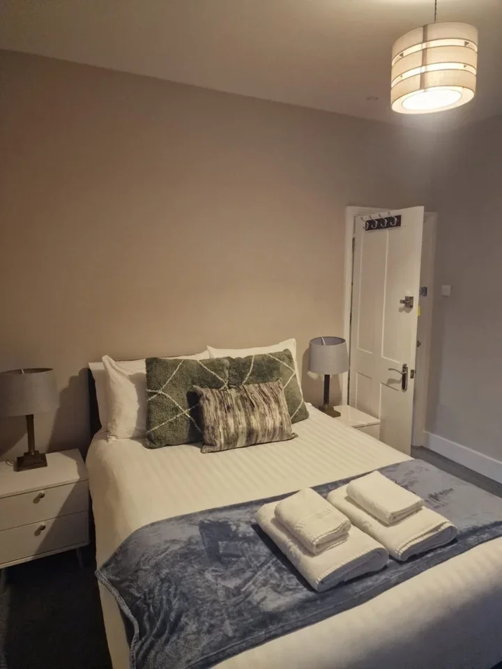 Flat Garratt Lane in Greater London