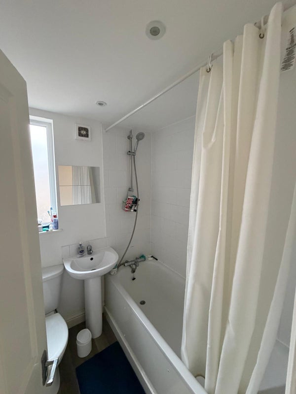 Room Mantilla Road in Greater London