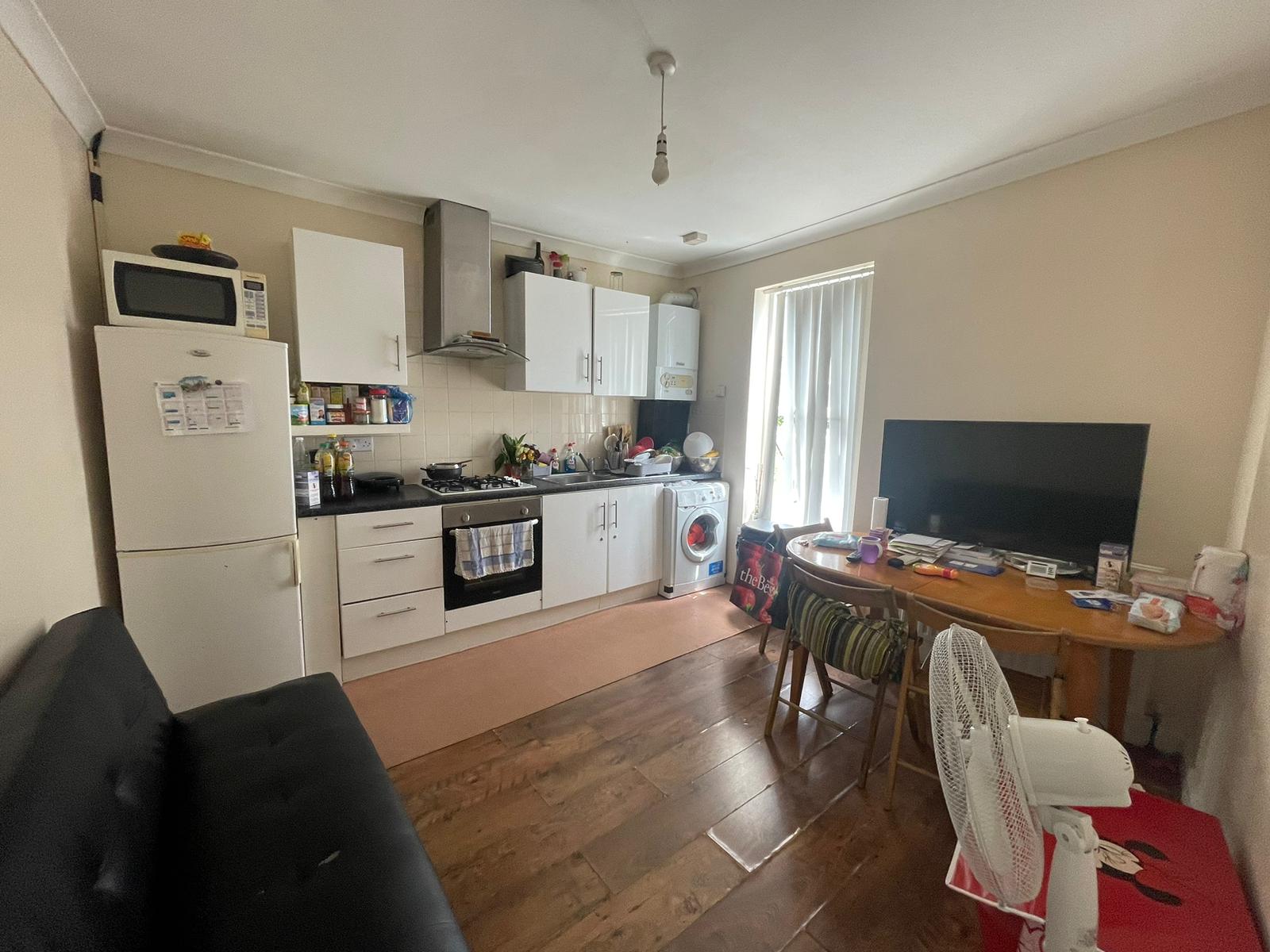 Flat Melrose Avenue in Greater London