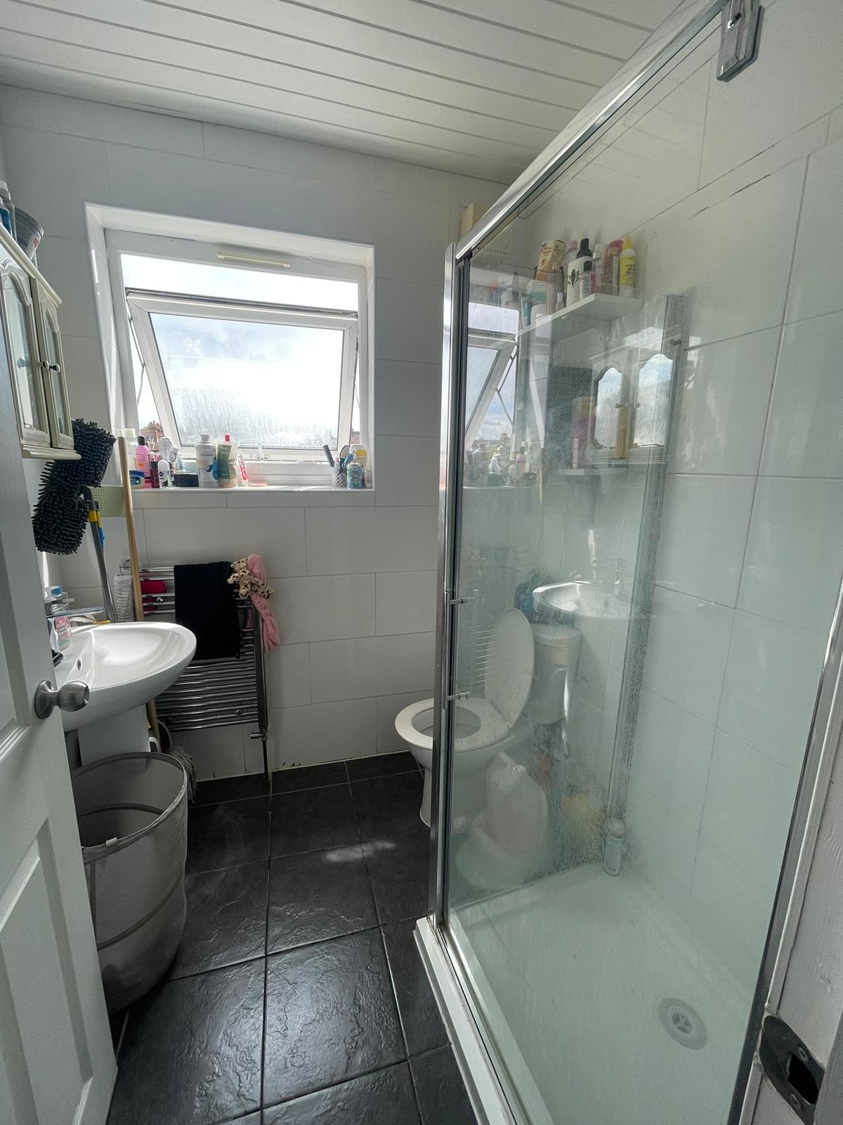 Flat Melrose Avenue in Greater London