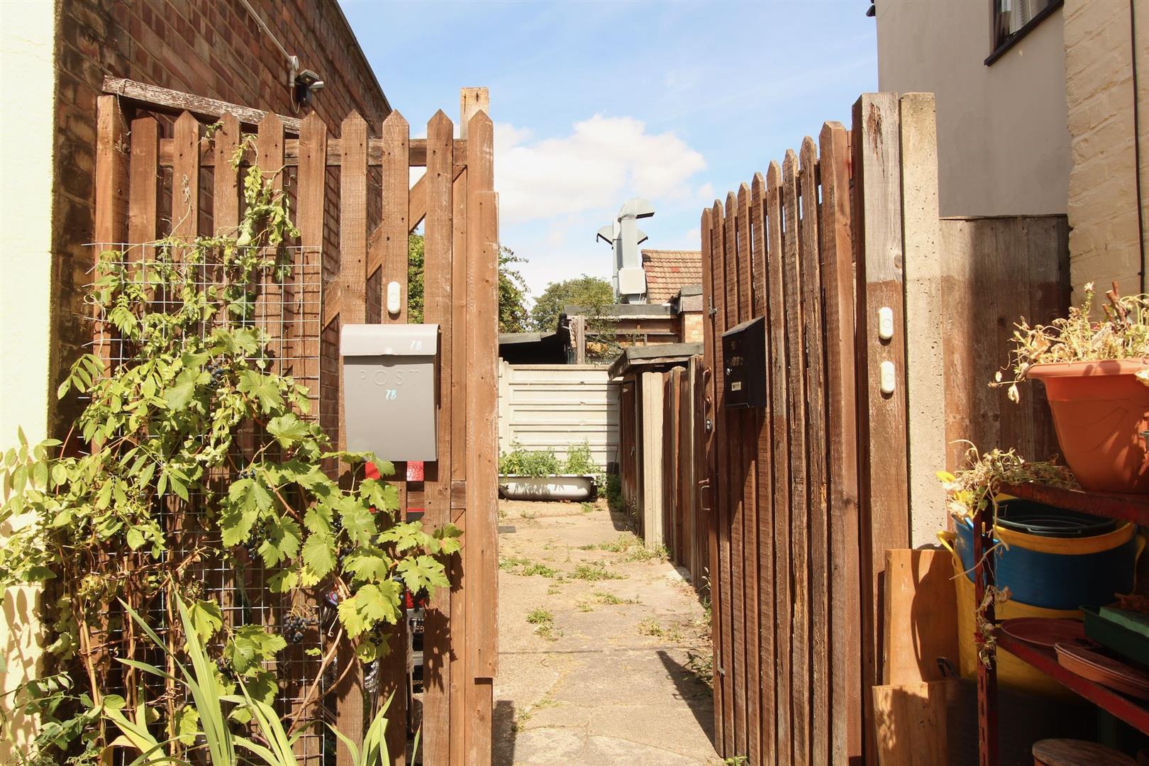 Flat Manley Court in Greater London