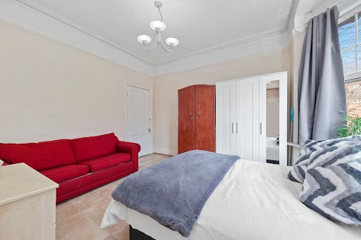 Room Ealing Village in Greater London