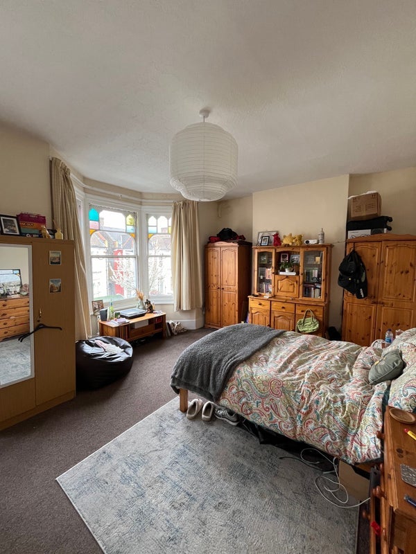 Room Lausanne Road in Greater London