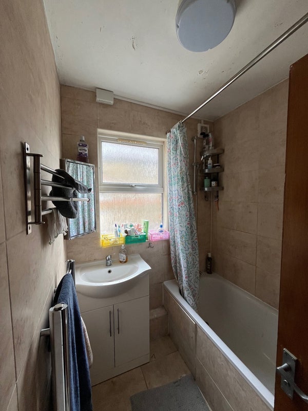 Room Lausanne Road in Greater London