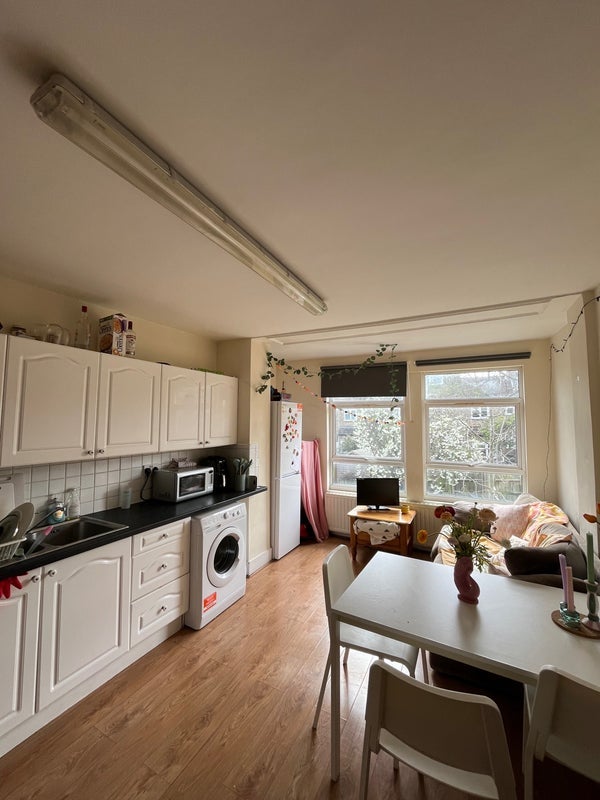 Room Lausanne Road in Greater London