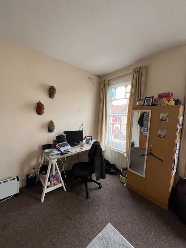 Room Lausanne Road in Greater London