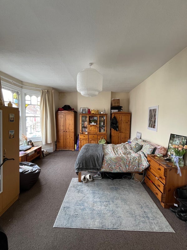 Room Lausanne Road in Greater London