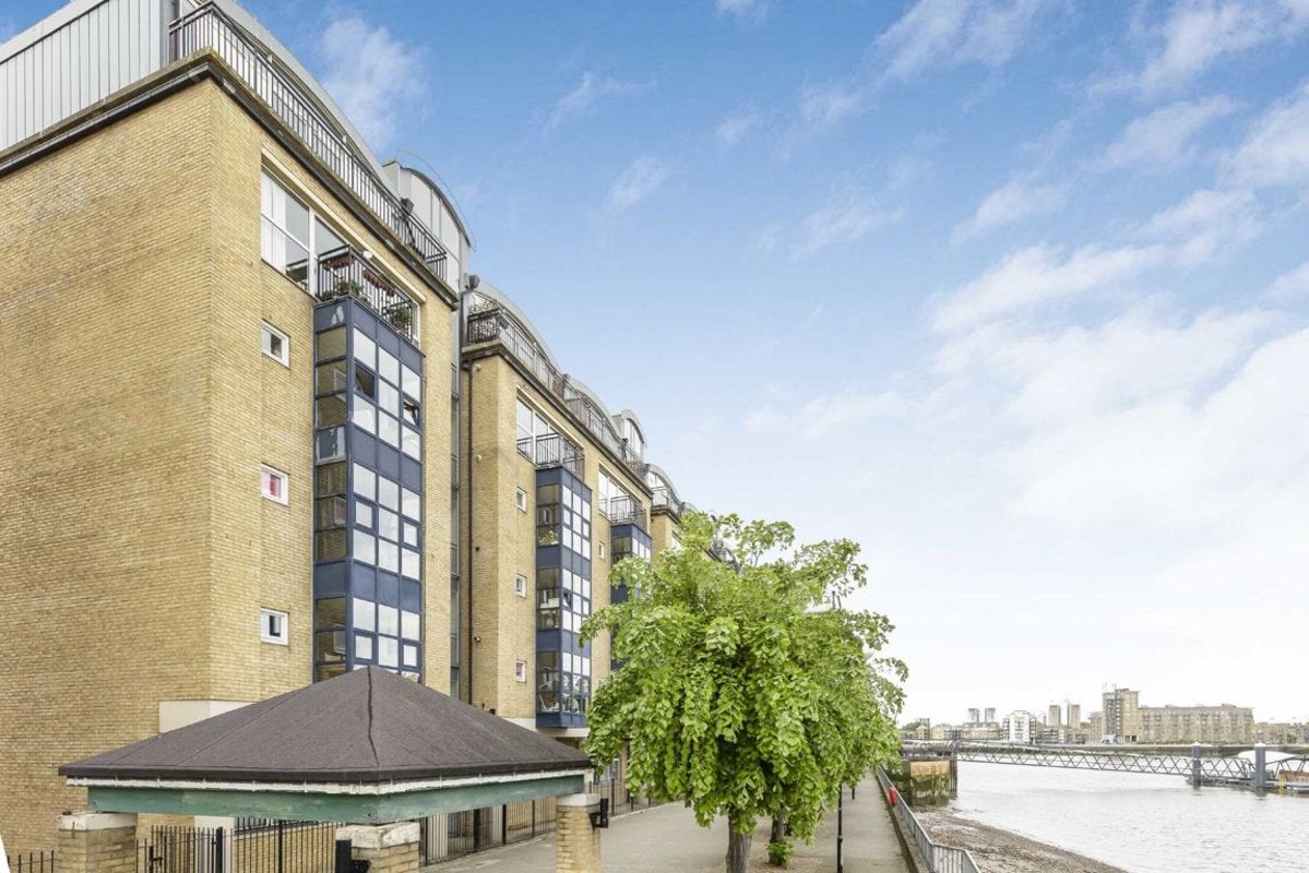 Flat Rotherhithe Street in Greater London