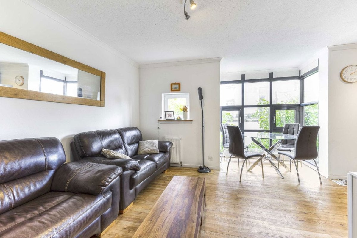 Flat Rotherhithe Street in Greater London