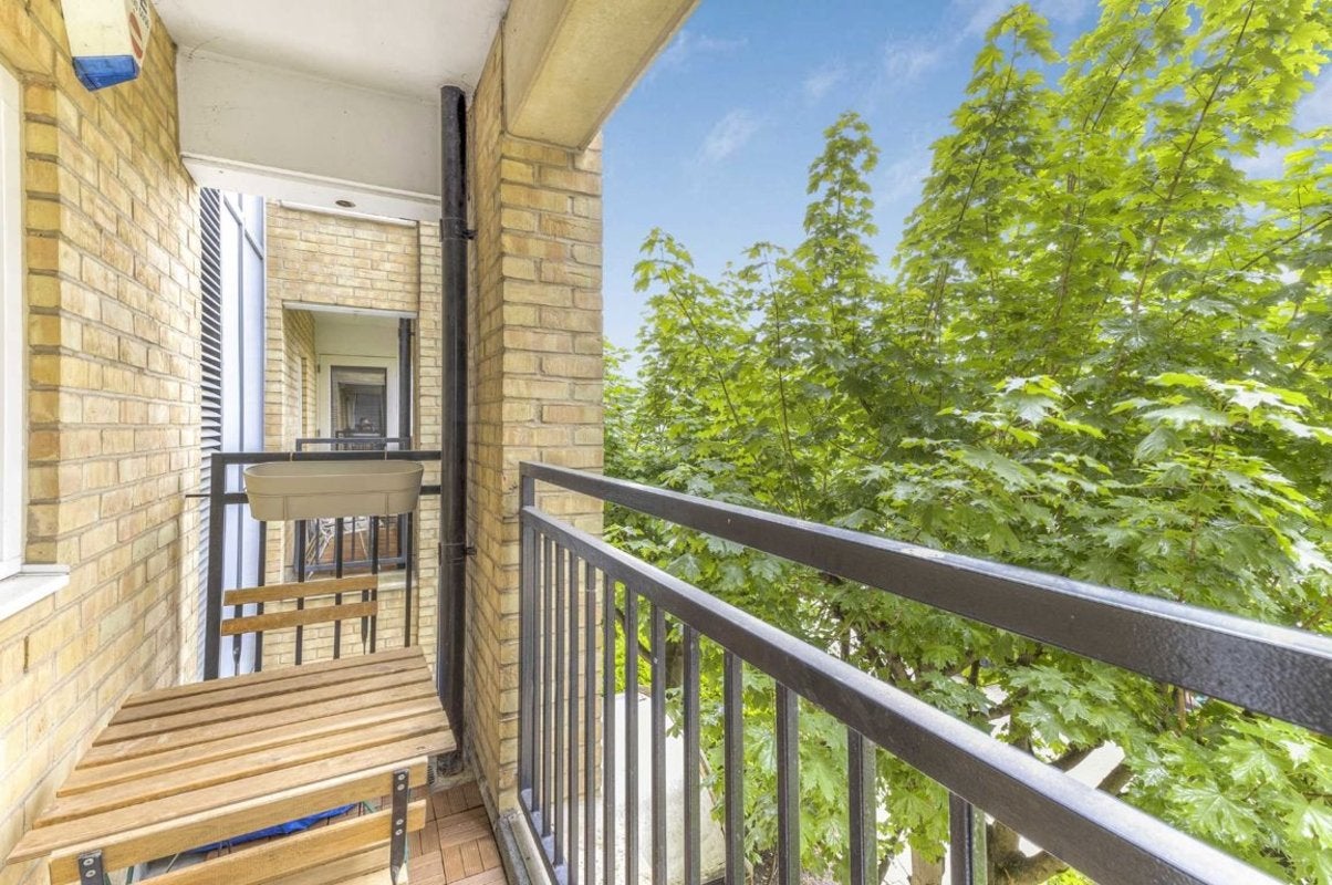 Flat Rotherhithe Street in Greater London