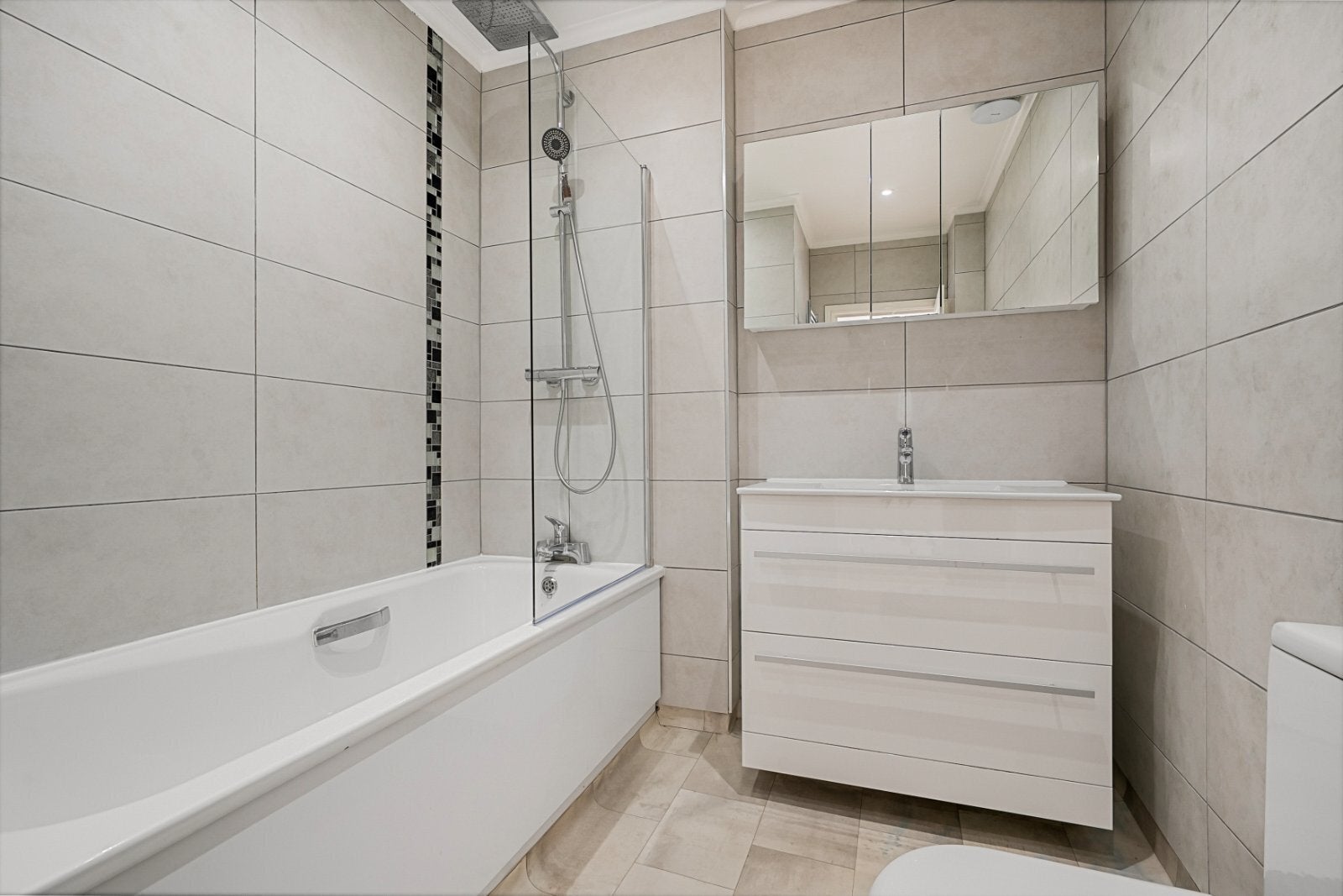 Flat Elgin Crescent in Greater London
