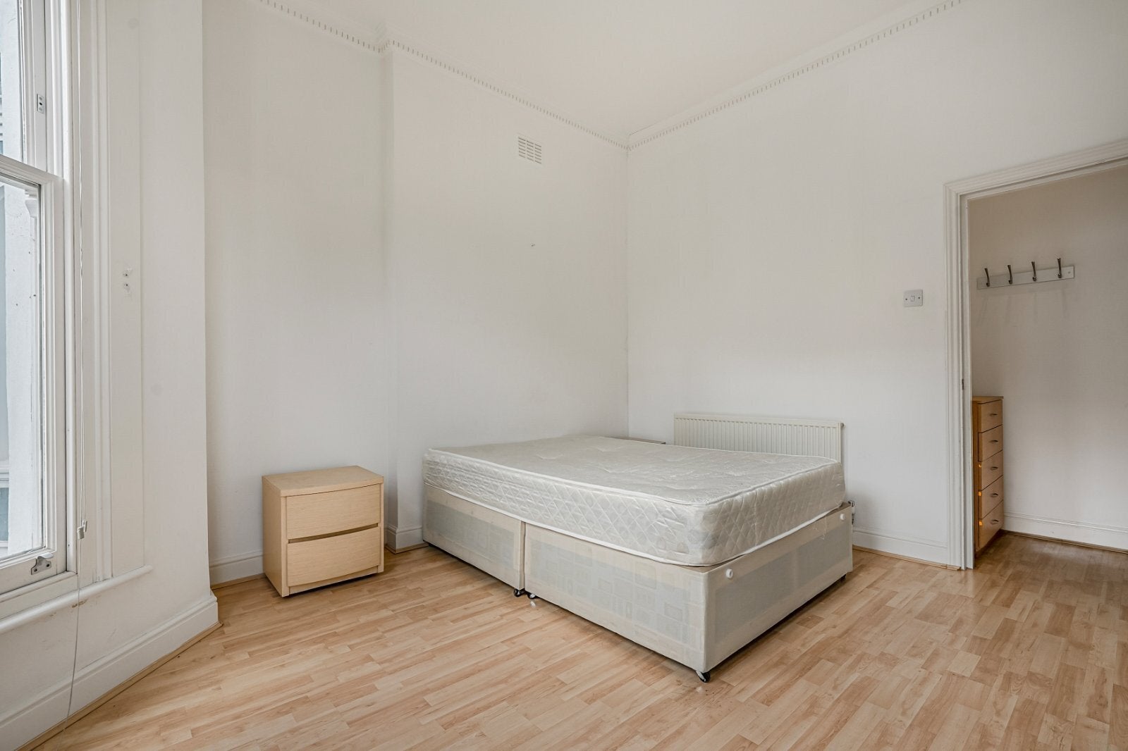 Flat Elgin Crescent in Greater London