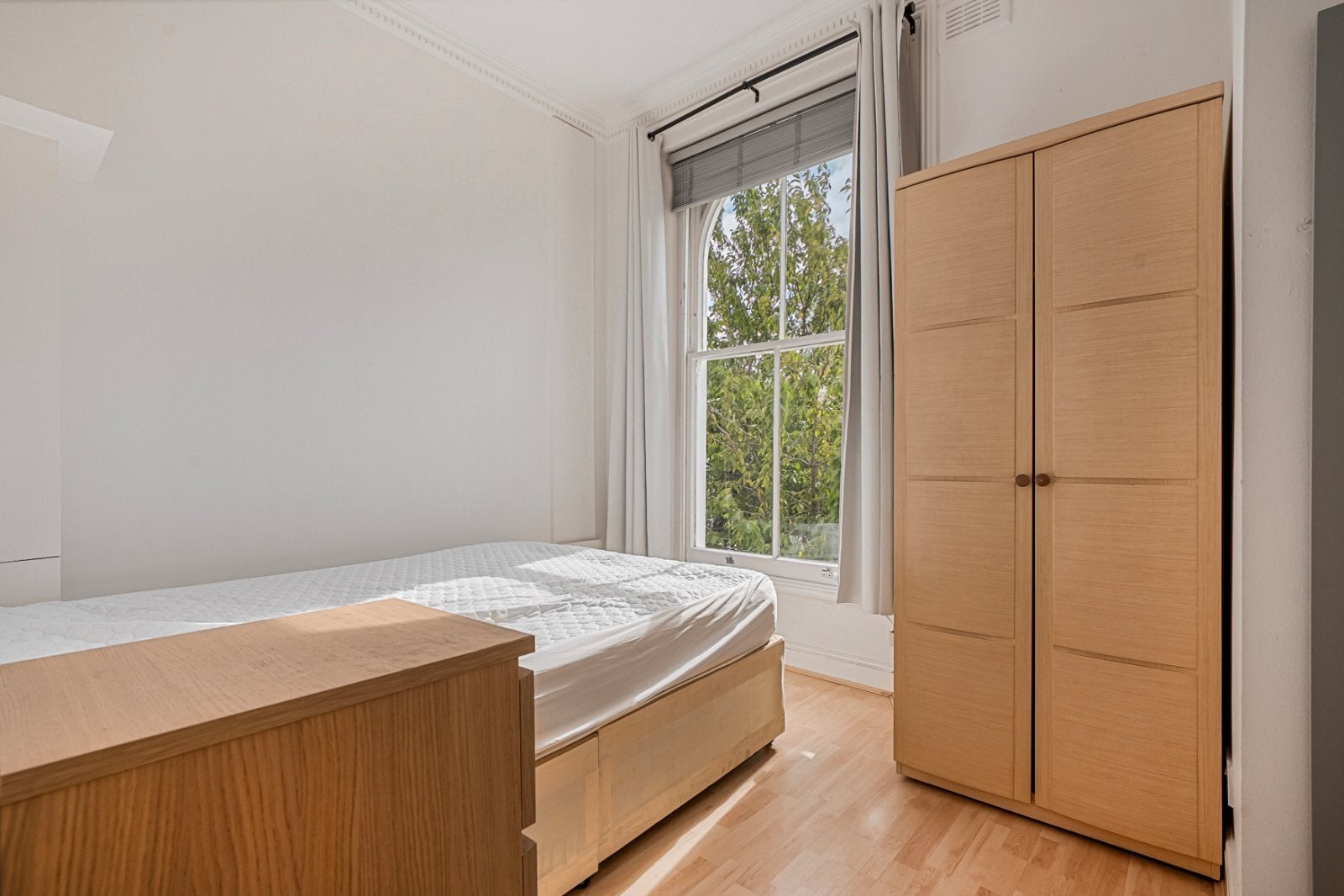 Flat Elgin Crescent in Greater London