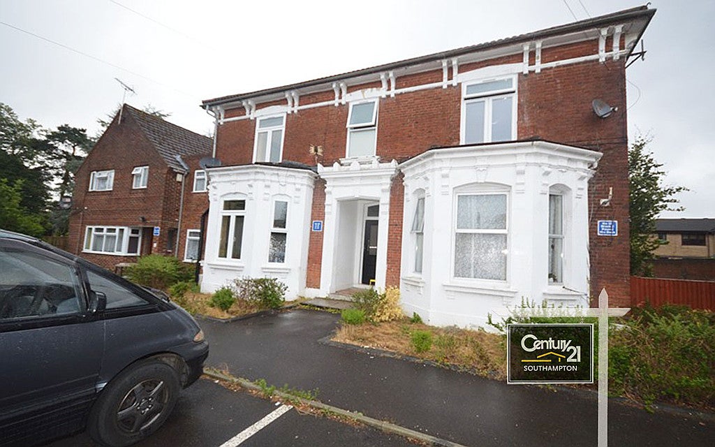 Flat Clifton Road in Southampton