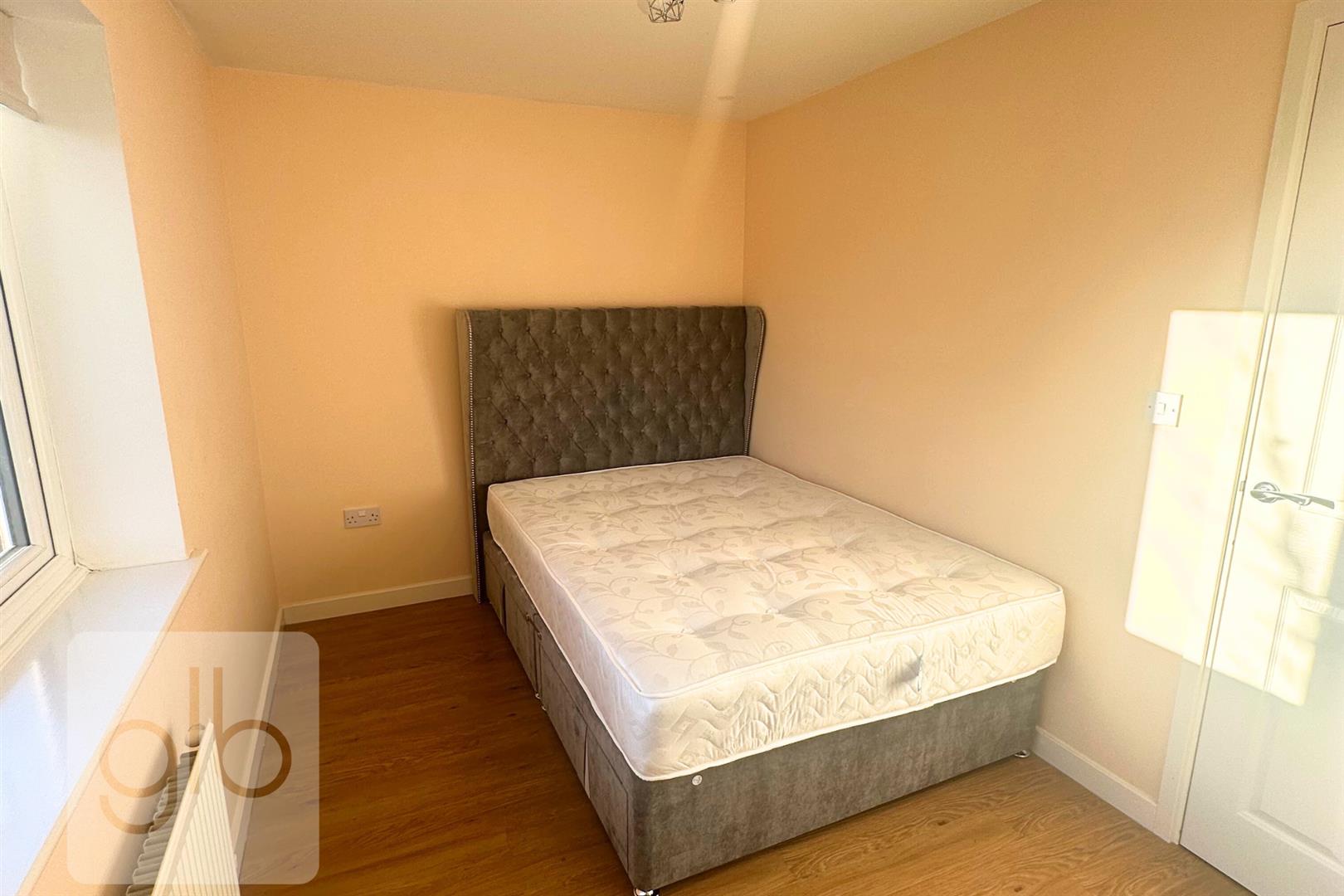 Room Ladybird Avenue in Coventry