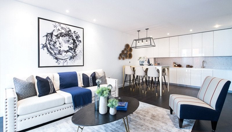 Flat Ponton Road in Greater London