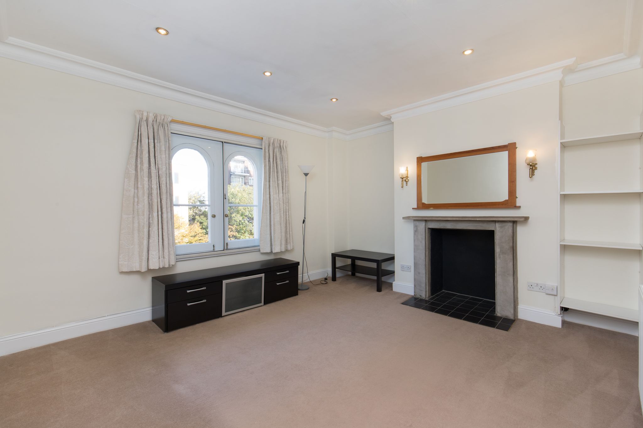Flat Goldhawk Road in Greater London