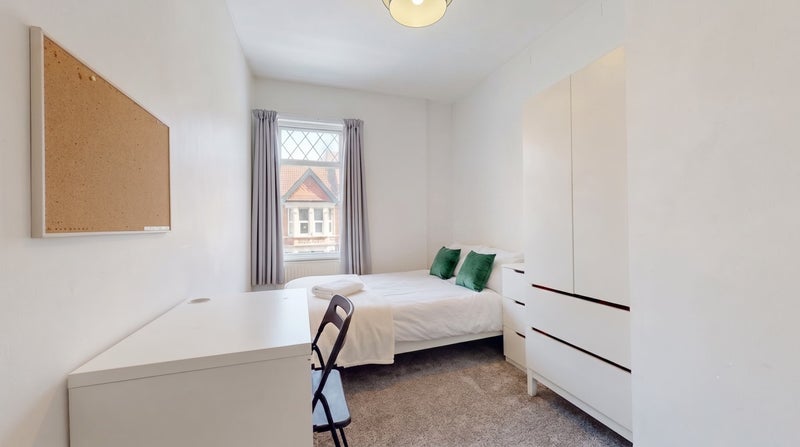 Room Brentry Road in Bristol