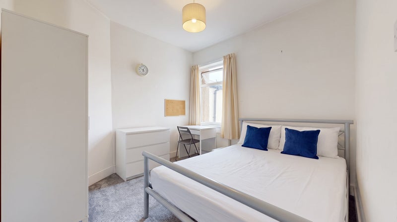 Room Brentry Road in Bristol