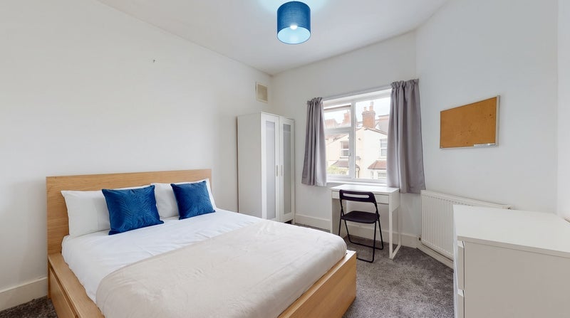 Room Brentry Road in Bristol