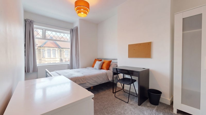 Room Brentry Road in Bristol