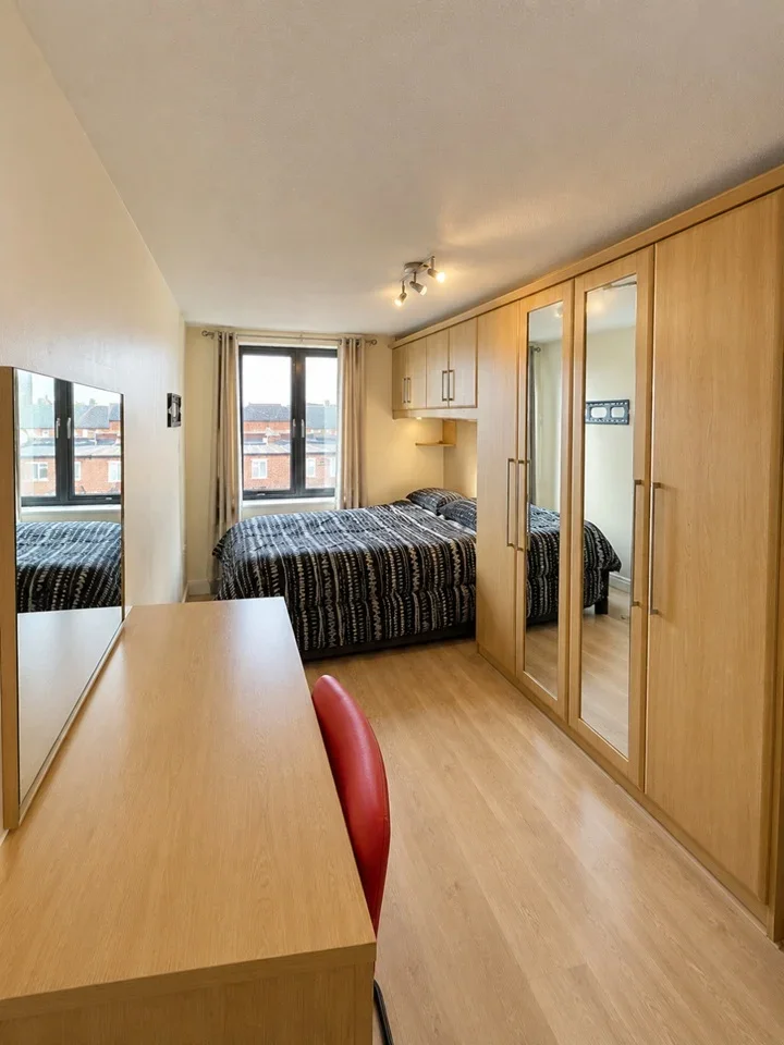 Flat Bramley Crescent in Greater London