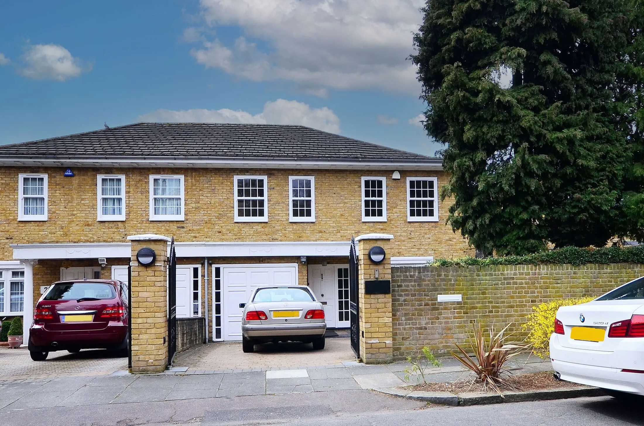 House Minchenden Crescent in Greater London