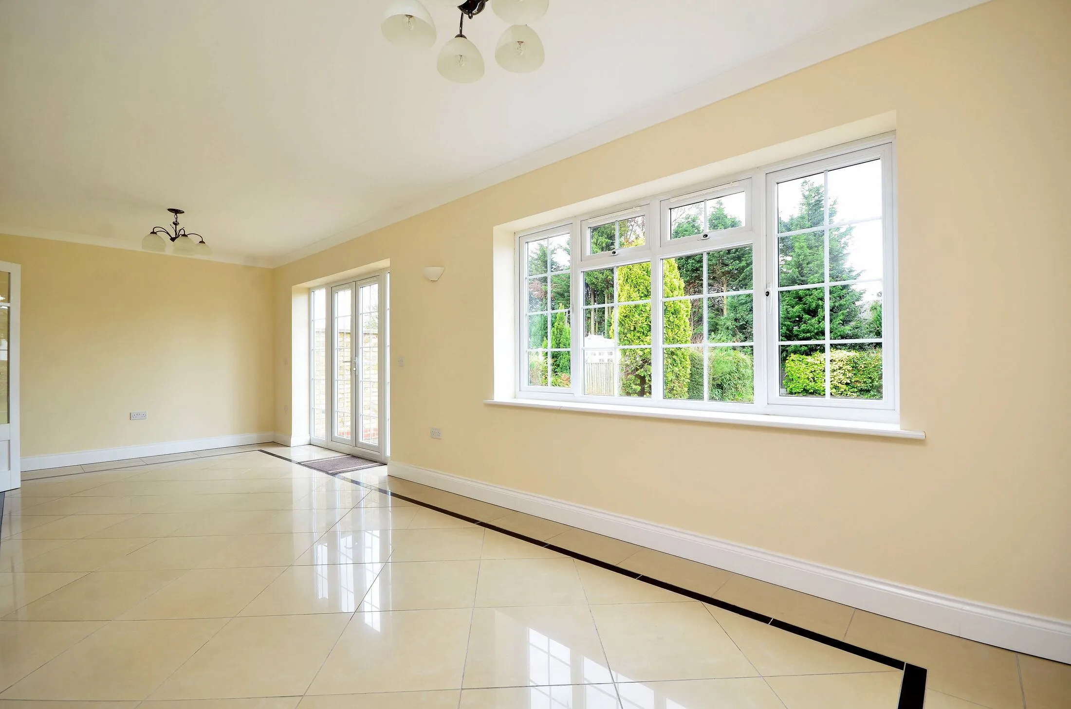 House Minchenden Crescent in Greater London