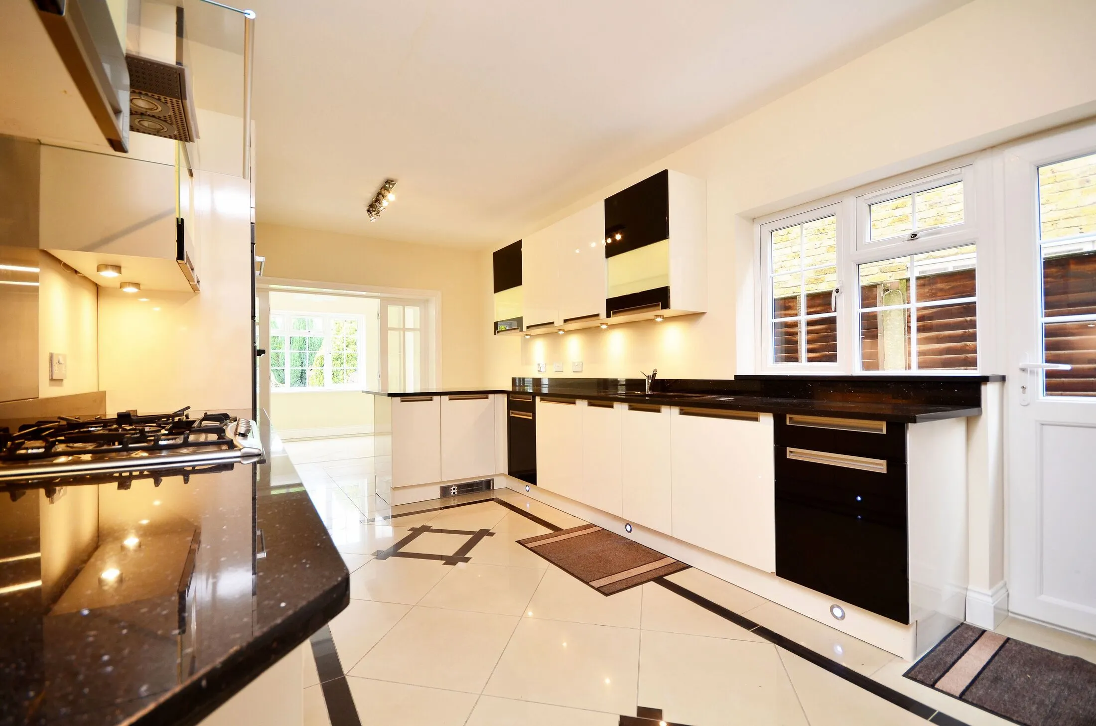 House Minchenden Crescent in Greater London