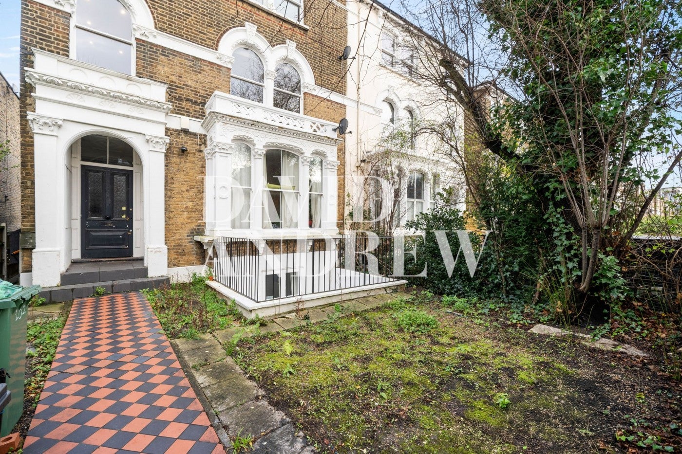 Flat Queen's Drive in Greater London