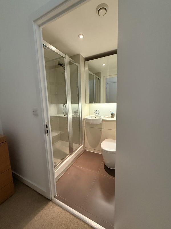 Room Logan Close in Greater London