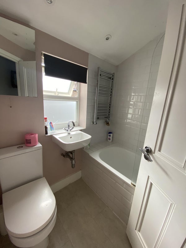 Room Russell Road in Greater London