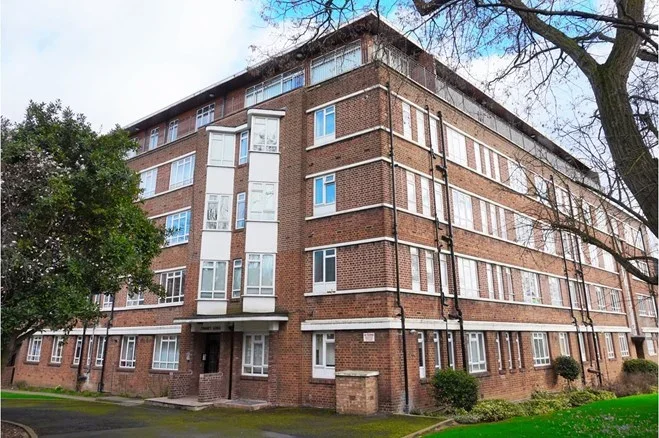 Flat Mowbray Road in Greater London