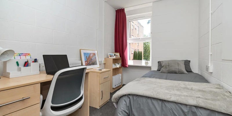 Room Station Road in Greater London