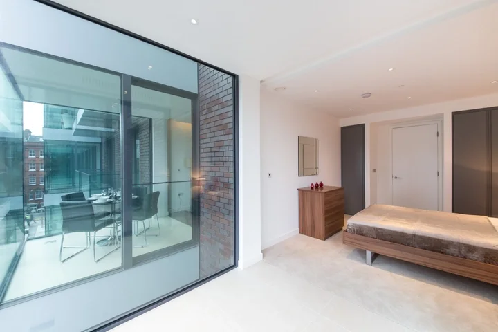 Flat Piazza Walk in Greater London