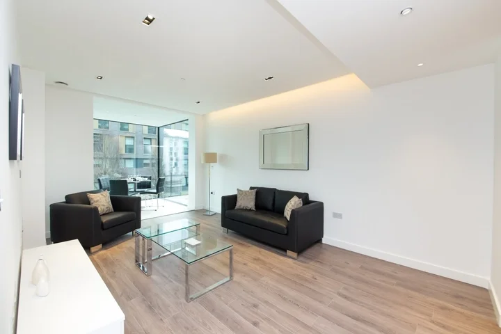 Flat Piazza Walk in Greater London
