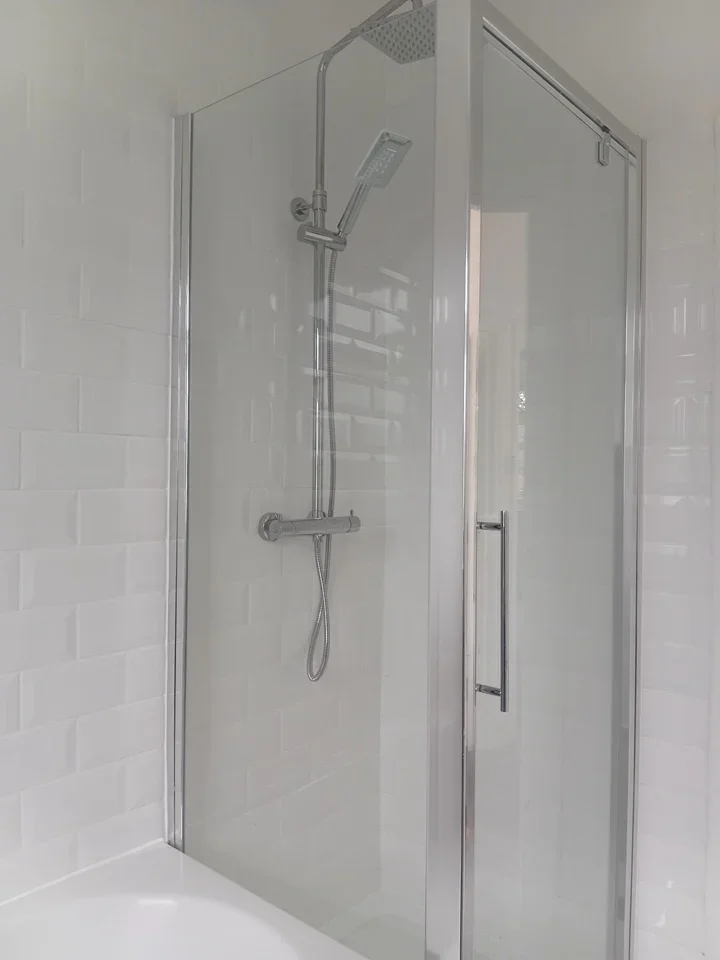 Room Elmhurst Avenue in Greater London