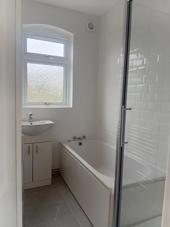 Room Elmhurst Avenue in Greater London