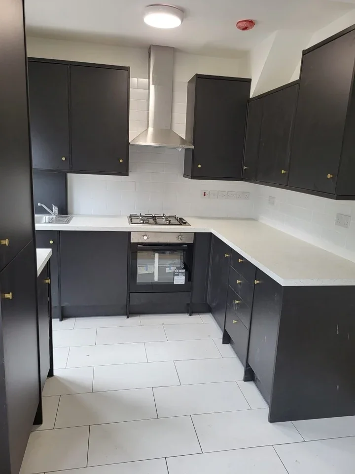 Room Elmhurst Avenue in Greater London