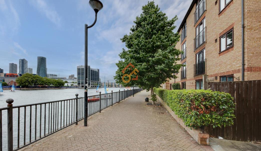 Flat Ringwood Gardens in Greater London