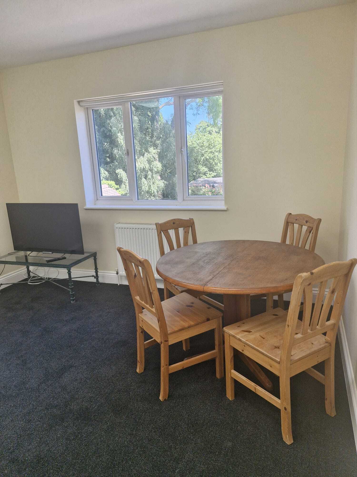 Room Salmons Lane West in Caterham on the Hill