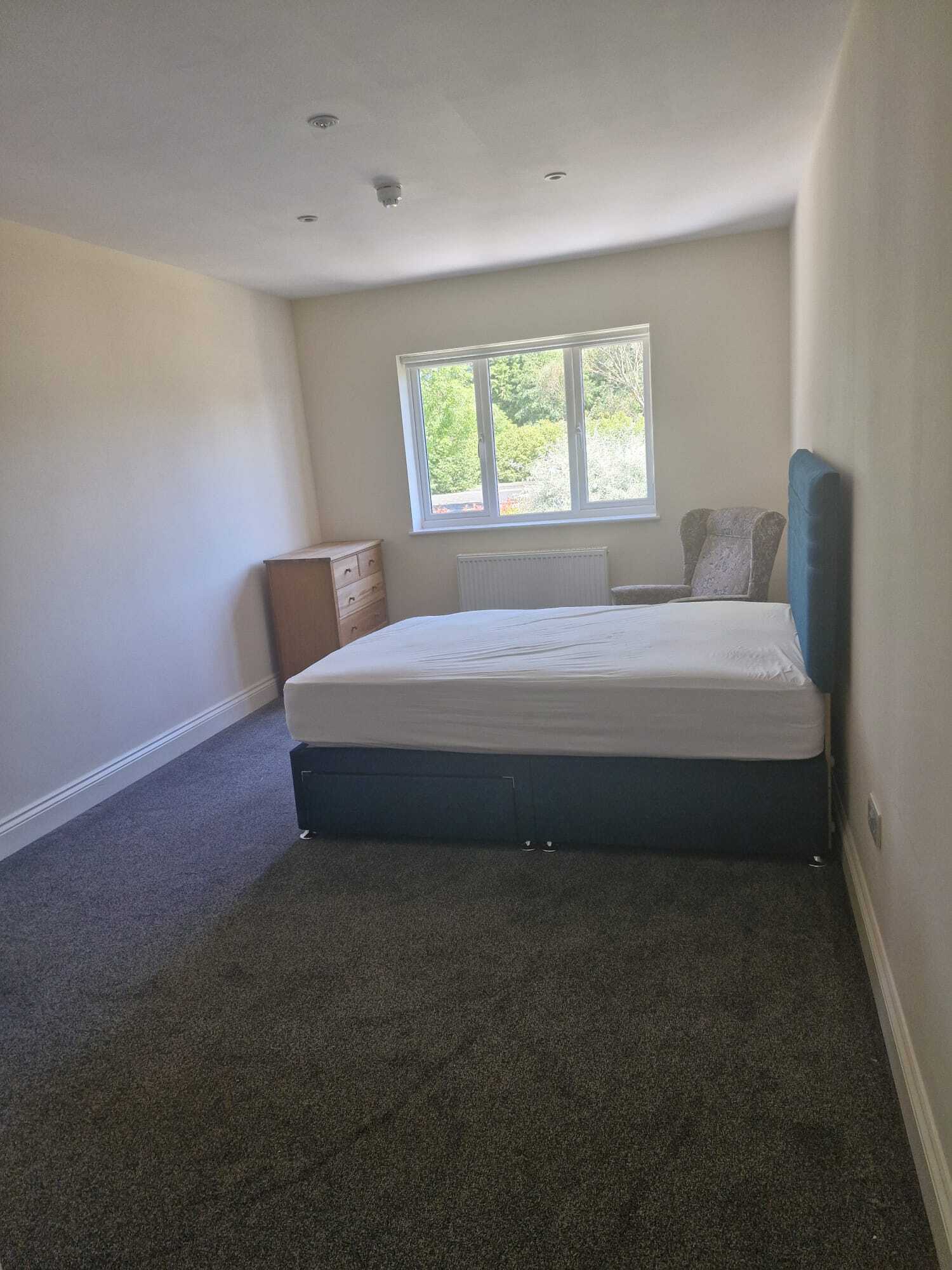 Room Salmons Lane West in Caterham on the Hill