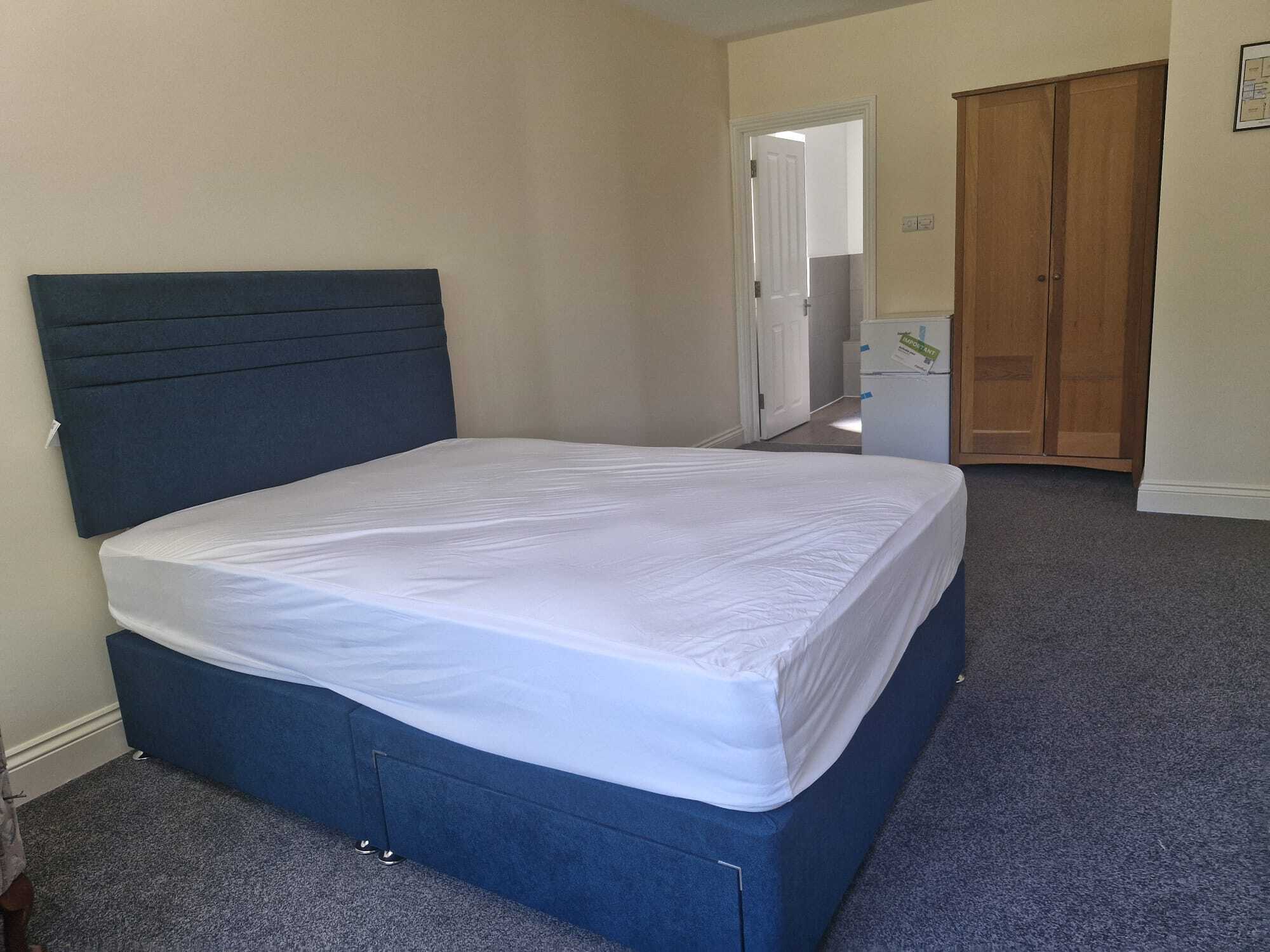 Room Salmons Lane West in Caterham on the Hill