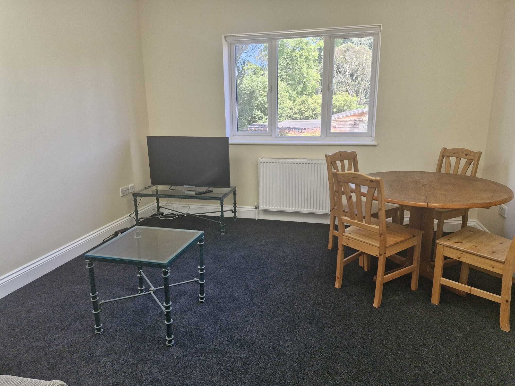 Room Salmons Lane West in Caterham on the Hill